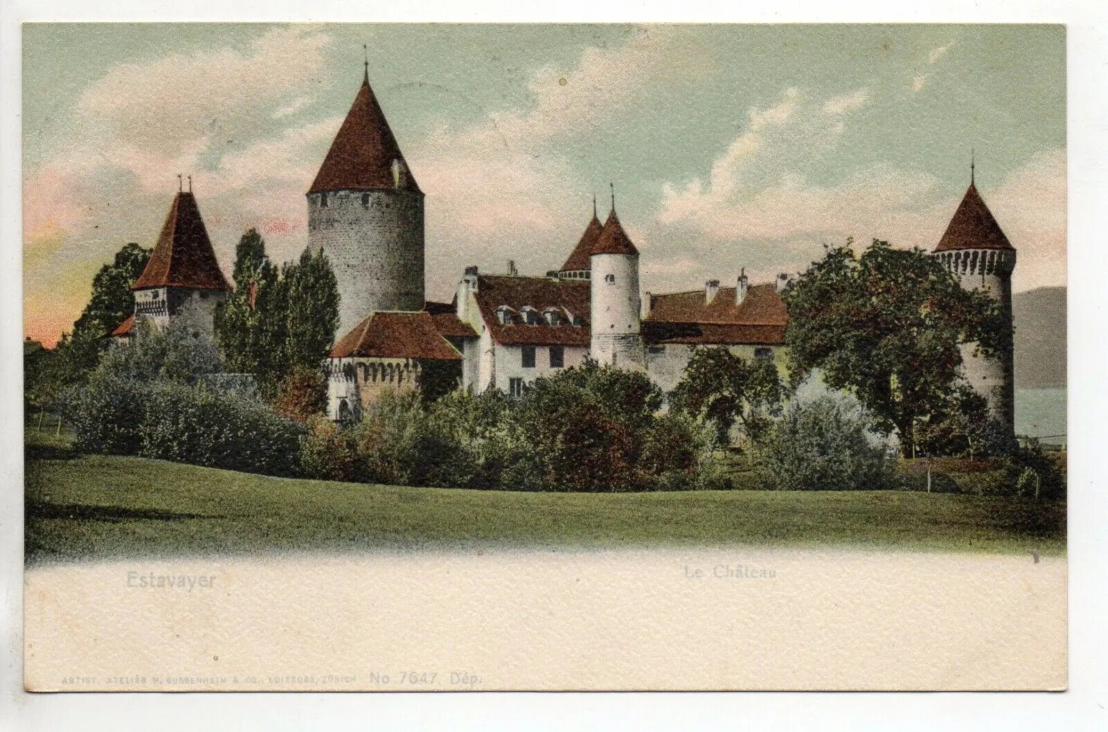 Carte postale ancienne colorisée : le château et ses tours au-dessus d’un grand pré vert