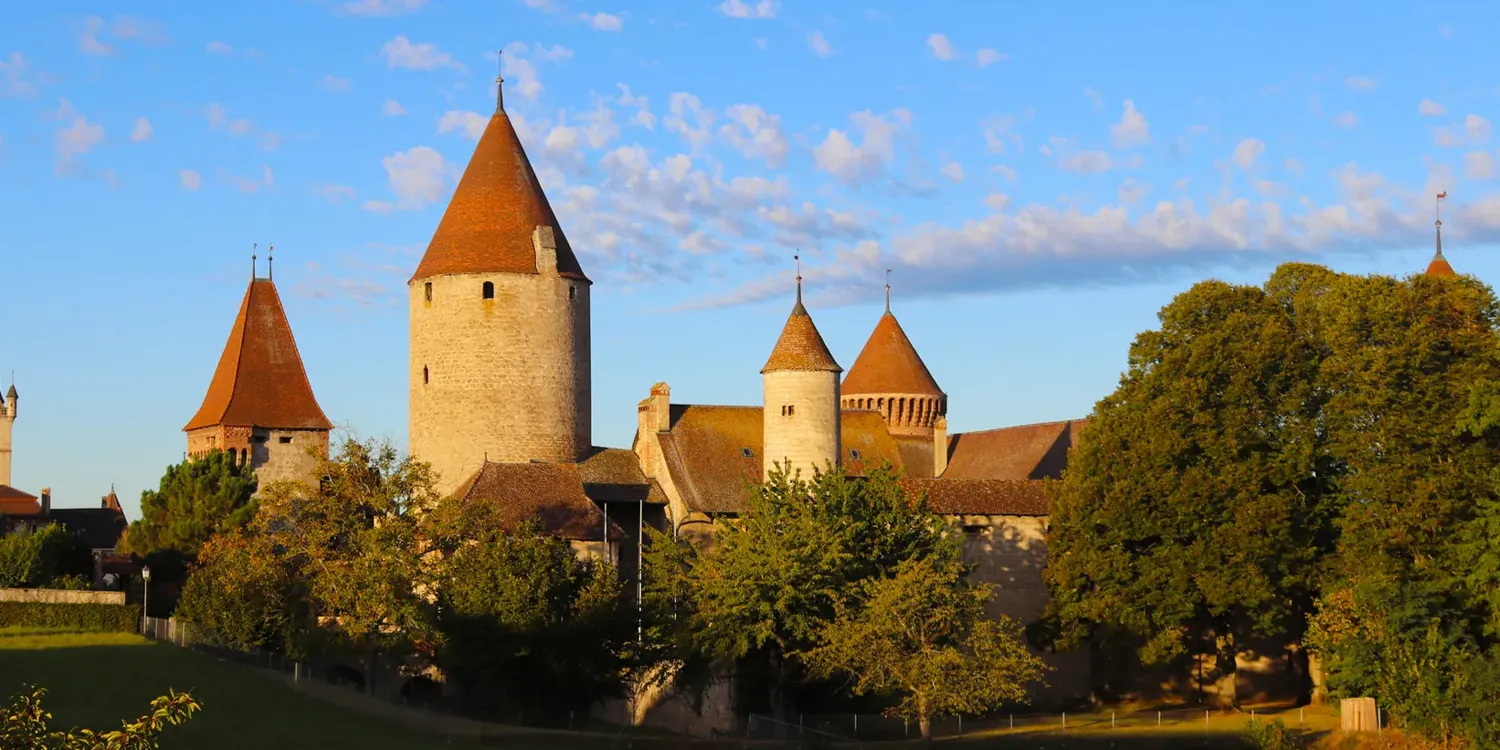 Le château et le pré aujourd’hui, vus du même endroit, dans une lumière dorée